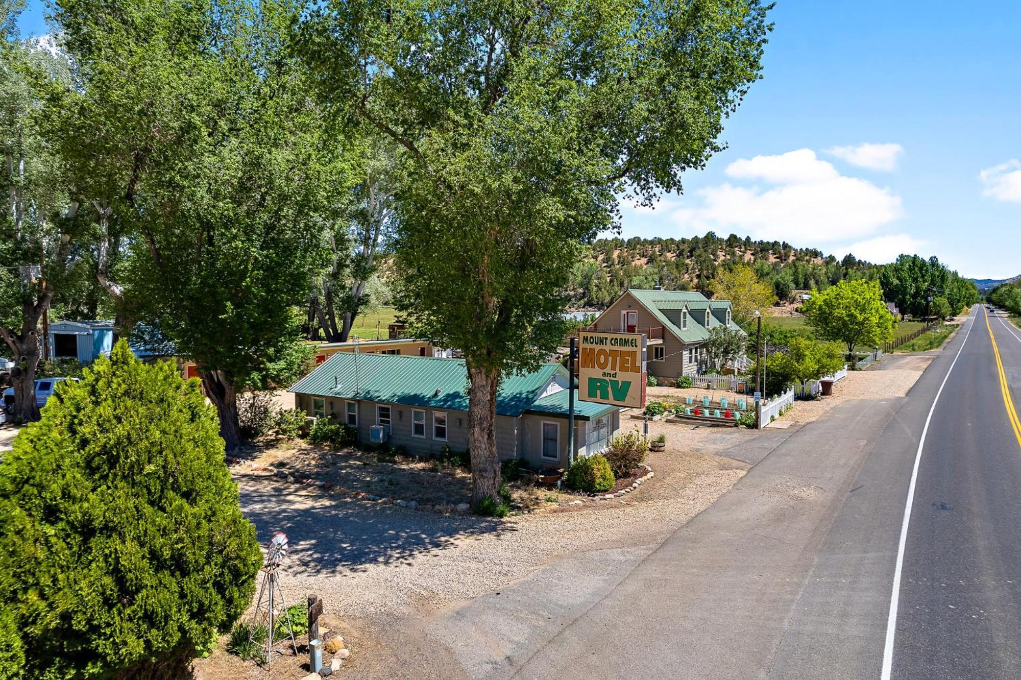 The Park Cabin At Mount Carmel Motel And Rv Park Маунт-Кармел Экстерьер фото